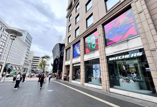 神戸元町商店街の東端にオープンした「スケッチャーズ　神戸元町フラッグシップストア」＝神戸市中央区元町通１