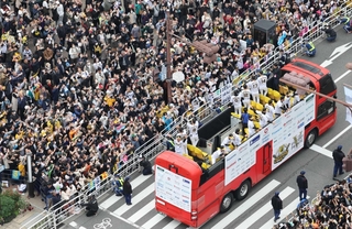阪神、オリックスを合わせ、約４５万人が詰めかけた神戸の優勝記念パレード＝2023年11月、神戸市中央区