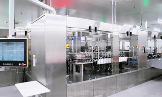 医療用の器具を検査するため開発した「自動デバイス選別機」＝神戸市西区高塚台４、日本イーライリリー西神工場（同社提供）