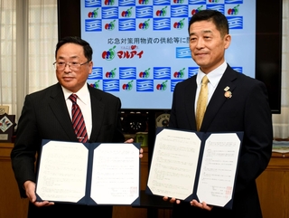 協定書を交わしたマルアイの藤田佳男会長兼社長（左）と、兵庫県の池田頼昭防災監＝神戸市中央区中山手通５、県災害対策センター