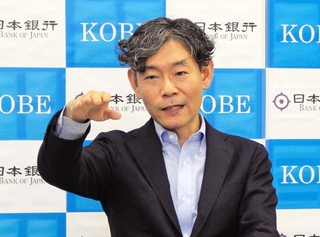 兵庫県内の経済状況を説明する日銀神戸支店の別所昌樹支店長＝神戸市中央区京町