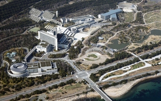 安藤忠雄氏が設計を手がけた複合文化リゾート施設「淡路夢舞台」＝２０１５年、淡路市