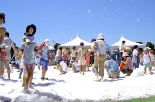 20、21日に「神戸三田プレミアム・アウトレット」に登場する人工雪遊び広場のイメージ（三菱地所・サイモン提供）