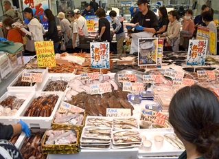 丸ごとの魚が並ぶバロー尼崎潮江店の店内＝尼崎市潮江１
