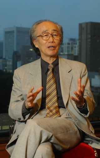 評論家・ジャーナリスト内橋克人さん。現場取材を徹底し、共生経済の可能性を追求した＝２００３年、東京都千代田区