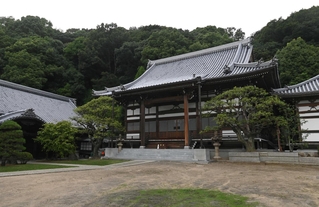 緑の山麓にたたずむ勝福寺。母カメが信心を寄せた＝神戸市須磨区大手町９