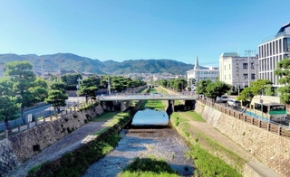 県内唯一の特別都市建設法で定められた「国際文化都市」芦屋市。法では「外国人の居住にも適合する」街をつくるとしている（２０２５年、筆者撮影）