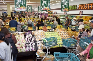 オープン初日、にぎわうマルアイ長田店＝神戸市長田区川西通２