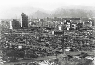 神戸空襲で焼け野原となった市街地。内橋の思想の原点となった＝１９４５（昭和２０）年