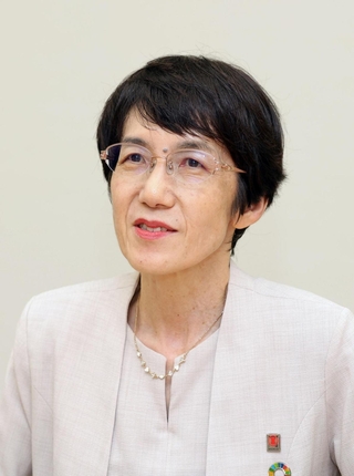 インタビューに応じる「日中韓女性経済会議」実行委員長の沢田拓子さん＝大阪市中央区道修町３（撮影・中西幸大）