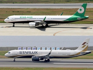 エバー航空（上）とスターラックス航空の航空機＝いずれも神戸空港