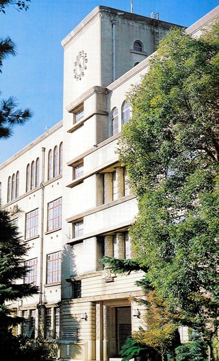 兵庫県立神戸商科大の本館。明石海峡、淡路島を一望する高丸ケ丘にそびえた＝神戸市垂水区星陵台（兵庫県立大提供）