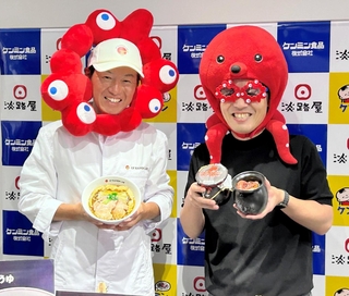 グルテンフリー仕様のひっぱりだこ飯を持つ淡路屋の柳本雄基副社長（右）とケンミン食品の高村祐輝社長＝神戸市中央区海岸通５、ケンミン食品本社