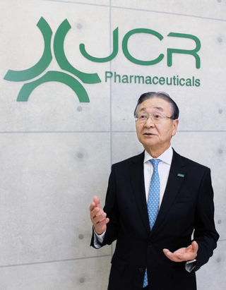 創業５０年の歩みを振り返るＪＣＲファーマの芦田信会長兼社長＝芦屋市浜町