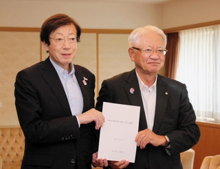 久元喜造神戸市長（左）に、２０２６年度の神戸市政への要望書を手渡した神戸商工会議所の川崎博也会頭＝神戸市役所