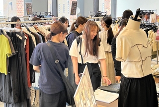 アパレルメーカーなどの在庫品を安く販売する学内限定イベントの様子＝西宮市池開町６、武庫川女子大（ディープサンクス提供）
