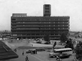 国鉄（現・ＪＲ）三ノ宮駅前に完成した神戸新聞会館。戦後復興のシンボルとなった＝１９５６年４月撮影