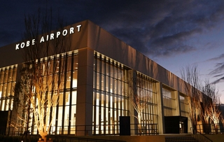 利用者向けラウンジなどが整備される神戸空港の第２ターミナルビル＝３月、神戸市中央区