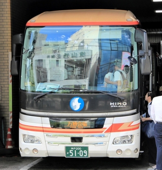 神戸三宮バスターミナルで「ＥＸＰＯ神戸号」に乗り込む乗客ら＝神戸市中央区琴ノ緒町４