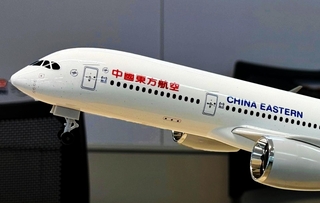 中国東方航空の航空機の模型＝７月、神戸市役所