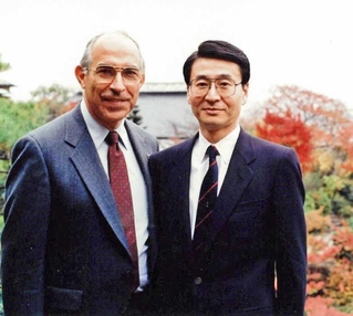 米国立衛生研究所の研究者と芦田信会長兼社長（右）。ＪＣＲファーマは創業当初から、海外の研究機関や企業と連携して事業を進めてきた＝１９８０年ごろ（ＪＣＲファーマ提供）