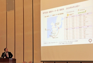 神戸空港の現状を報告する関西エアポート神戸の藤原大輔神戸空港副本部長＝神戸市中央区港島中町６