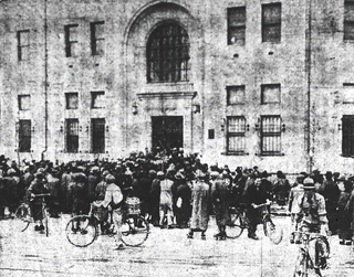 鈴木商店の破綻を受けて預金を引き出そうと銀行の前に集まった人たち＝１９２７年４月、神戸市内