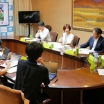 ひょうご新観光戦略の中間見直しについて話し合う観光関連業者や専門家ら＝兵庫県庁