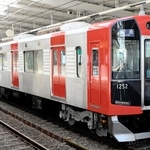 赤色の新塗装で運行を始めた阪神電気鉄道の１０００系車両＝大阪市此花区、阪神西九条駅（同社提供）