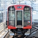 赤色の新塗装で運行を始めた阪神電気鉄道の１０００系車両＝大阪市此花区、阪神西九条駅（同社提供）