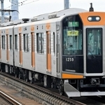 従来塗装で走る阪神電気鉄道の１０００系車両＝大阪市西淀川区、出来島駅（同社提供）
