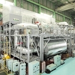 完成したアンモニア燃料エンジンの初号機＝明石市二見町南二見（ジャパンエンジンコーポレーション提供）