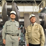 神戸製鋼所の松原弘明・鋳鍛鋼工場長（左）と、きしろの松本好雄会長＝２００９年、高砂市荒井町新浜２、神戸製鋼所高砂製作所