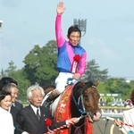 ２００６年の日本ダービーを制した石橋守騎手騎乗のメイショウサムソンと馬主の松本好雄さん（手前左から２人目）＝東京競馬場