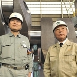 神戸製鋼所の松原弘明・鋳鍛鋼工場長（左）と、きしろの松本好雄会長＝２００９年、高砂市荒井町新浜２、神戸製鋼所高砂製作所