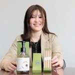 日本の伝統文化を軸にしたブランド「ＭＣＫＫ」を立ち上げ、淡路島産のお香などを商品化した閏間絵里加さん＝神戸市中央区港島中町６