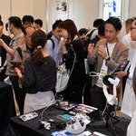 各企業ブースで技術や製品の説明を聞く来場者ら＝神戸市中央区港島中町６