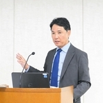 地方紙フォーラムで報告する神戸新聞社の長尾亮太記者＝岡山市北区柳町２