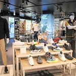 人気商品「スリップインズ」のシューズなどが並ぶ「スケッチャーズ　神戸元町フラッグシップストア」＝神戸市中央区元町通１