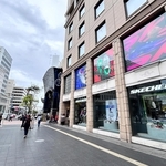 神戸元町商店街の東端にオープンした「スケッチャーズ　神戸元町フラッグシップストア」＝神戸市中央区元町通１