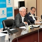 会見に臨む神戸商工会議所の川崎博也会頭（左から２人目）や副会頭ら＝神戸市中央区港島中町６（撮影・大島光貴）