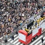 阪神、オリックスを合わせ、約４５万人が詰めかけた神戸の優勝記念パレード＝2023年11月、神戸市中央区