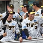 優勝パレードでファンに手を振る近本光司選手、大山悠輔選手ら阪神ナイン＝2023年11月、神戸市中央区