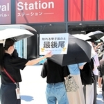 甲子園球場の土などに触れる展示に、午前中には１００人近い人が列をつくった＝大阪市此花区の夢洲