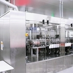 医療用の器具を検査するため開発した「自動デバイス選別機」＝神戸市西区高塚台４、日本イーライリリー西神工場（同社提供）