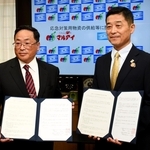 協定書を交わしたマルアイの藤田佳男会長兼社長（左）と、兵庫県の池田頼昭防災監＝神戸市中央区中山手通５、県災害対策センター