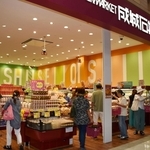 陳列棚が低く、開放的な雰囲気の「成城石井イオンモール伊丹店」＝伊丹市藤ノ木１