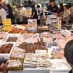 丸ごとの魚が並ぶバロー尼崎潮江店の店内＝尼崎市潮江１