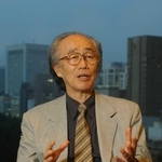 評論家・ジャーナリスト内橋克人さん。現場取材を徹底し、共生経済の可能性を追求した＝２００３年、東京都千代田区