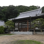 緑の山麓にたたずむ勝福寺。母カメが信心を寄せた＝神戸市須磨区大手町９